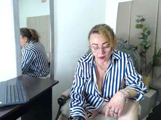 Lupita223 webcam