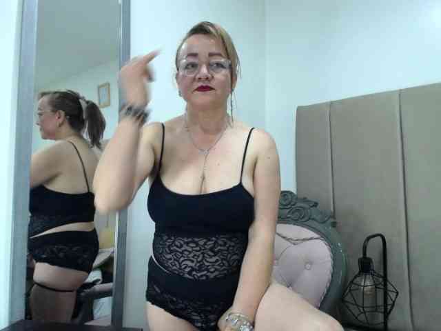 Lupita223 webcam