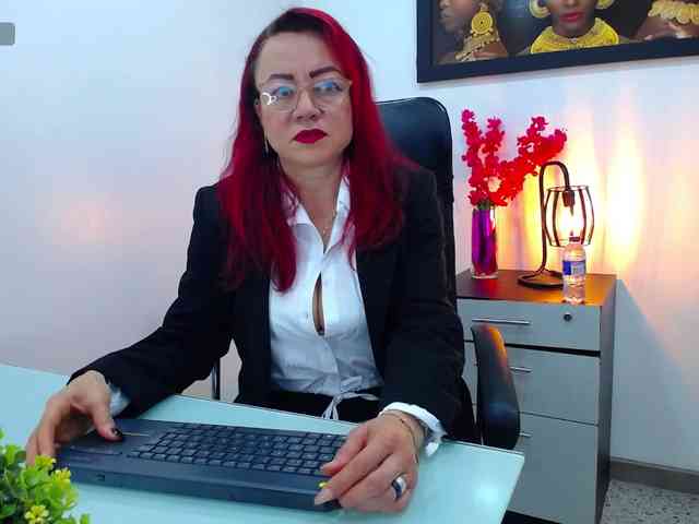 Lupita223 webcam