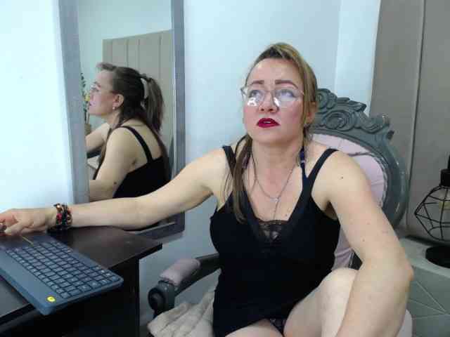 Lupita223 webcam