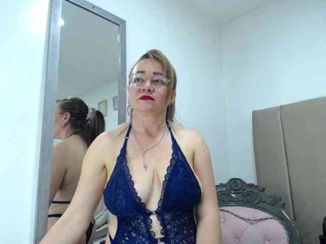 Lupita223 webcam