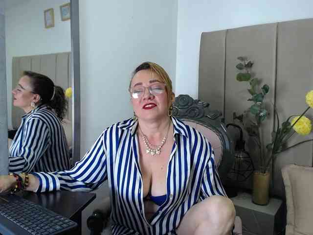 Lupita223 webcam