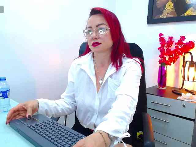 Lupita223 webcam