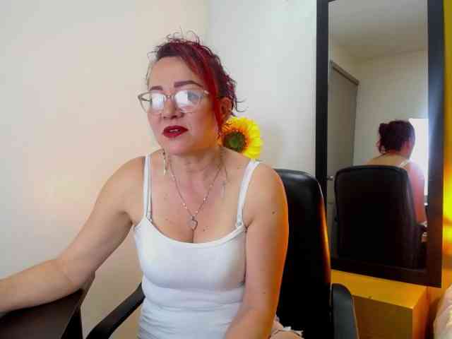 Lupita223 webcam