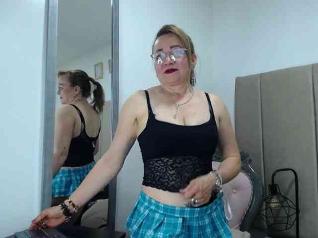 Lupita223 webcam
