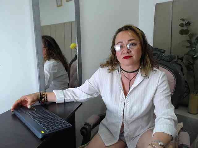 Lupita223 webcam