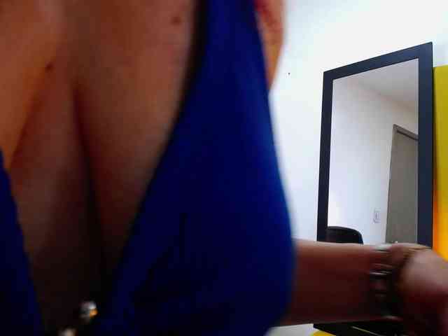 Lupita223 webcam