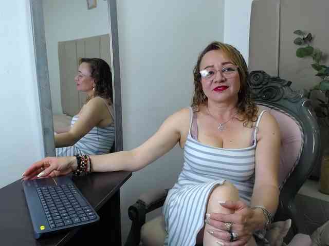 Lupita223 webcam