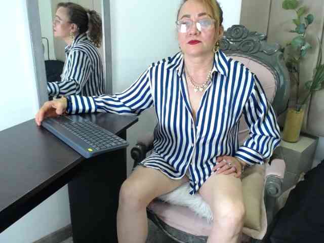 Lupita223 webcam