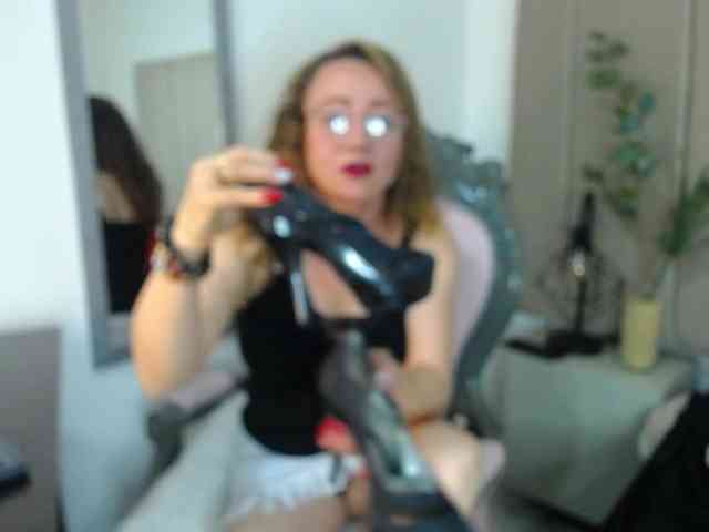 Lupita223 webcam