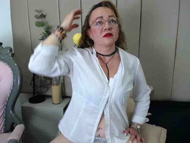Lupita223 webcam
