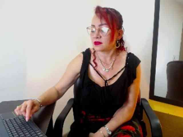Lupita223 webcam