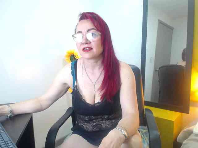 Lupita223 webcam