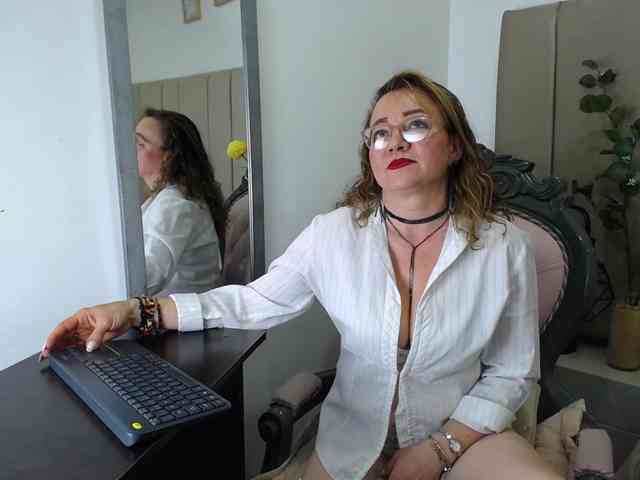 Lupita223 webcam