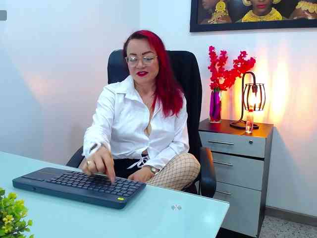 Lupita223 webcam