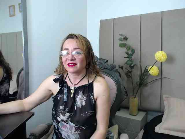 Lupita223 webcam