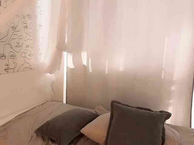 charming-peach webcam
