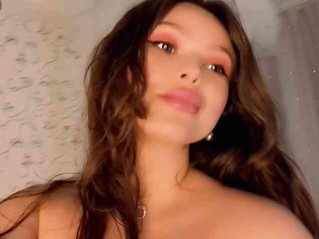 charming-peach webcam