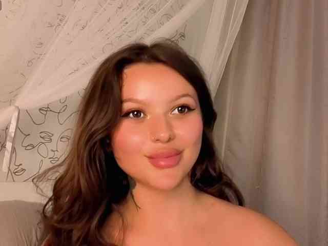 charming-peach Live Webcam on BongaCams