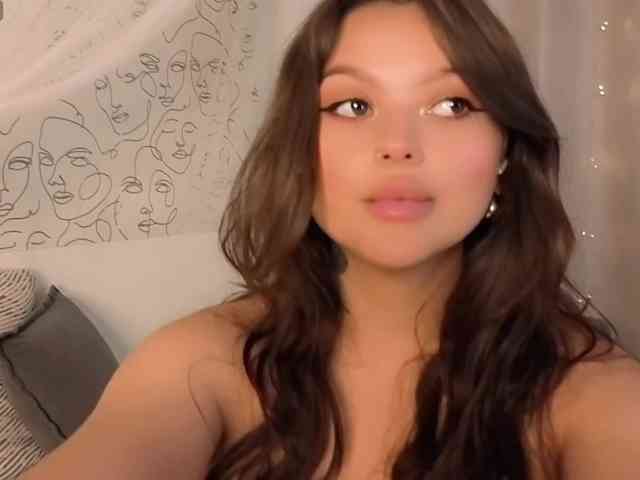 charming-peach Live Webcam on BongaCams