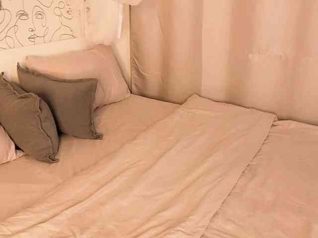 charming-peach webcam