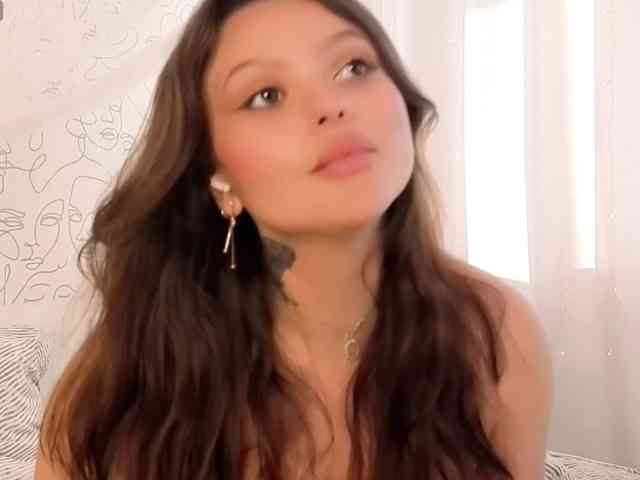charming-peach Live Webcam on BongaCams