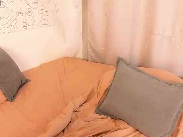 charming-peach webcam