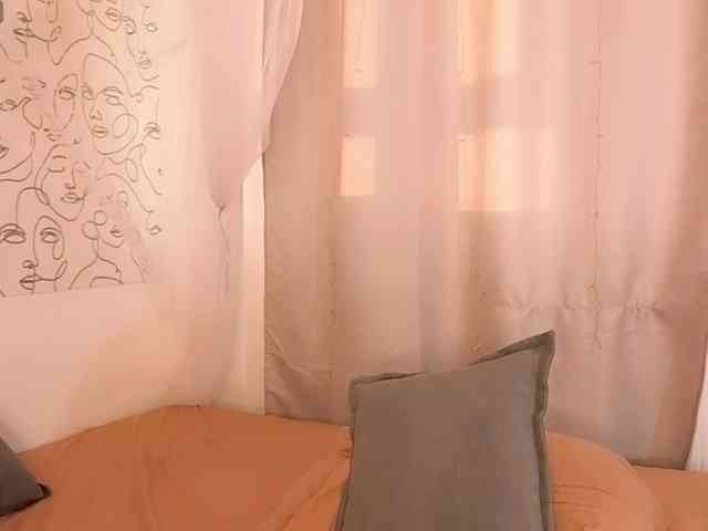 charming-peach webcam