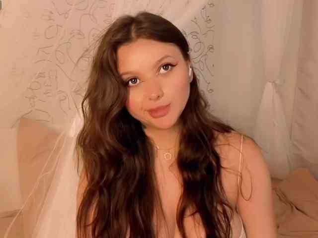 charming-peach Live Webcam on BongaCams