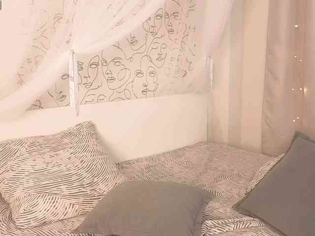 charming-peach webcam