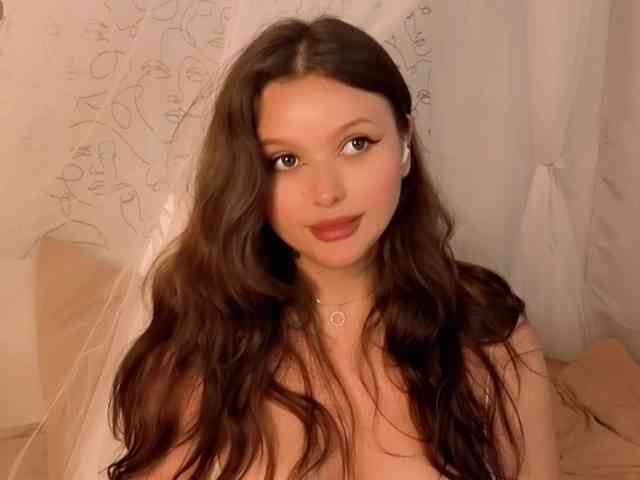 charming-peach Live Webcam on BongaCams