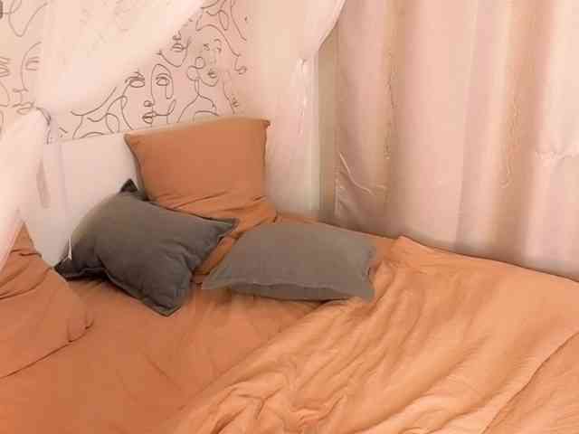 charming-peach webcam
