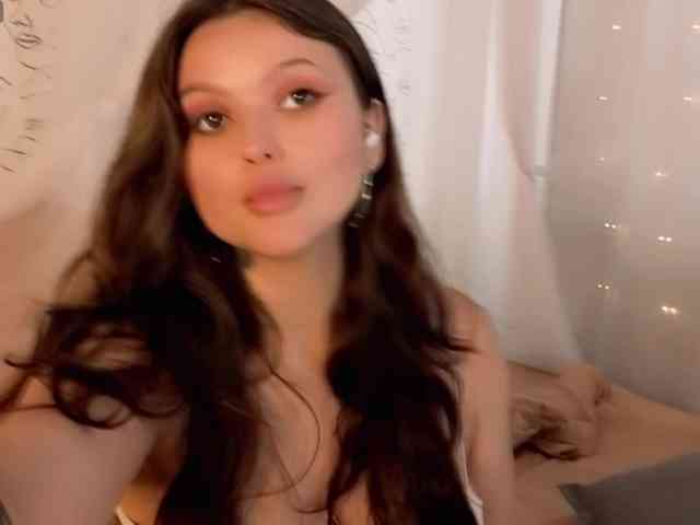 charming-peach Live Webcam on BongaCams