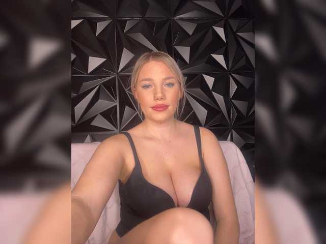 LYLAtop's BongaCams show and profile