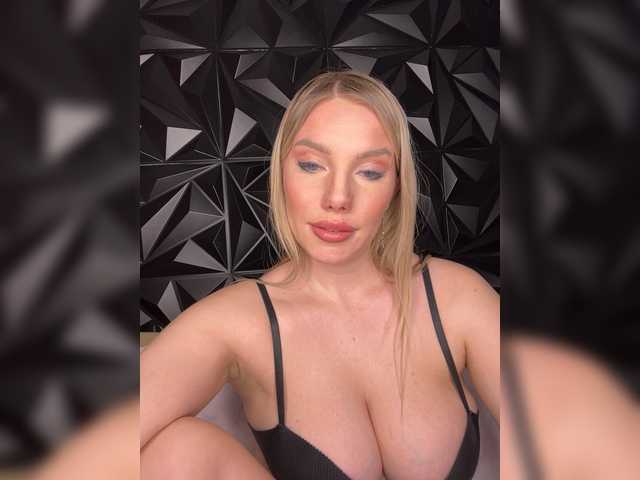 LYLAtop's BongaCams show and profile