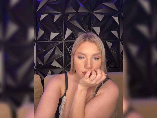 LYLAtop's BongaCams show and profile