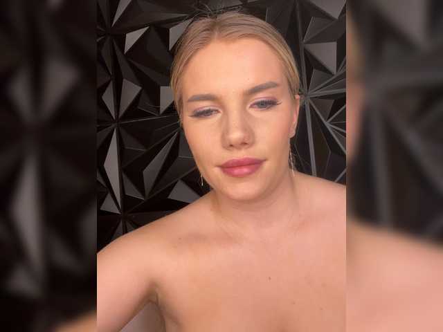 LYLAtop's BongaCams show and profile