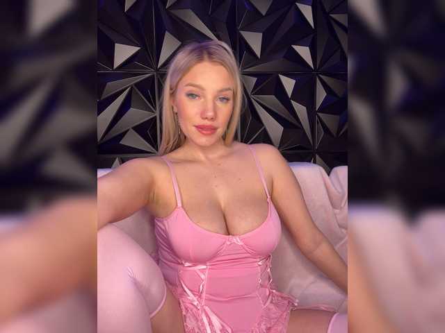 LYLAtop's BongaCams show and profile