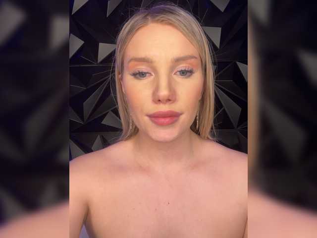 LYLAtop's BongaCams show and profile