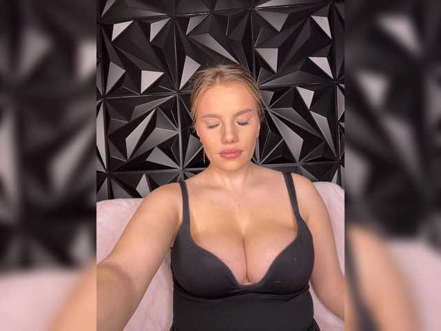 LYLAtop's BongaCams show and profile