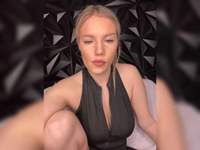 le modèle LYALYAtop est en webcam porno dans un show sur le site bongacams, il possède les tags suivants: White/Caucasian,Blonde,Shaved