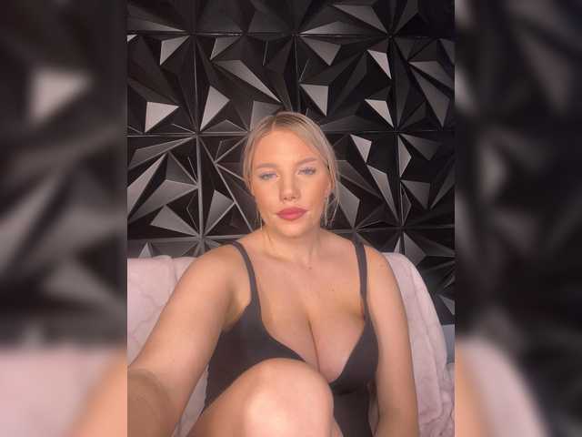 LYLAtop's BongaCams show and profile