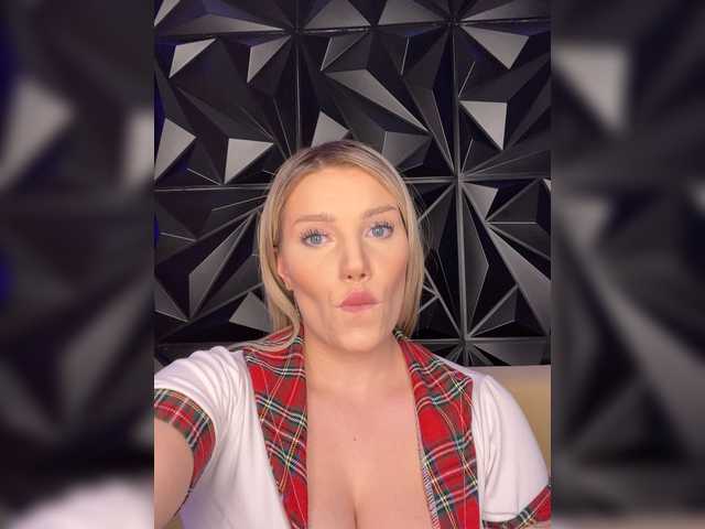 LYLAtop's BongaCams show and profile