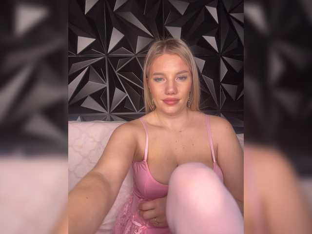 LYLAtop's BongaCams show and profile
