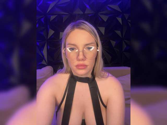LYLAtop's BongaCams show and profile