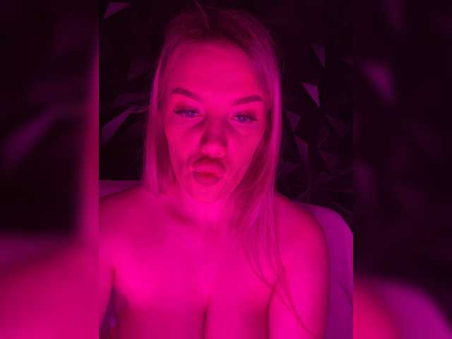 LYLAtop's BongaCams show and profile