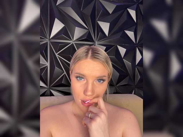 LYLAtop's BongaCams show and profile