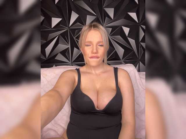 LYLAtop Live Cam on BongaCams