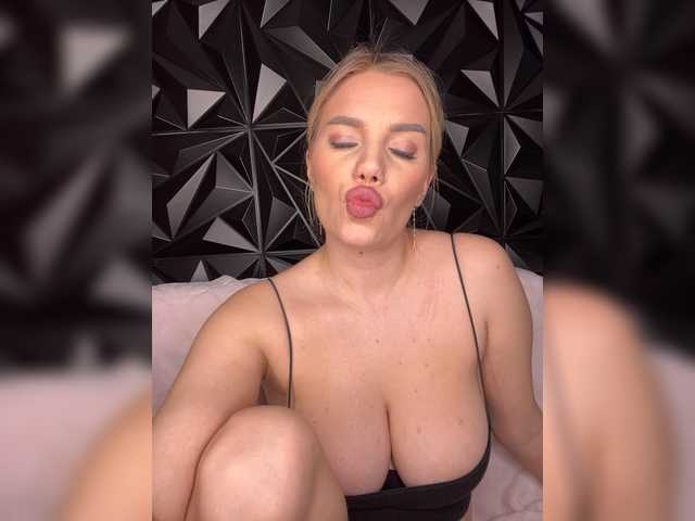 LYLAtop's BongaCams show and profile