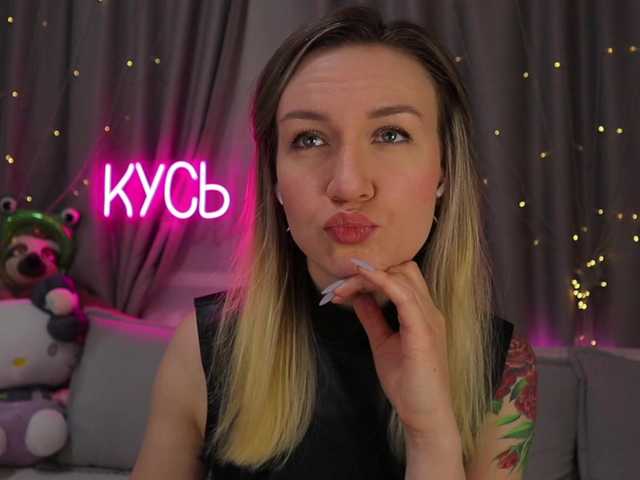 1-x's BongaCams show and profile